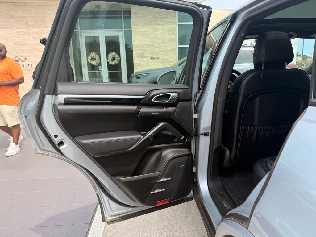 Used 2018 Porsche Cayenne Platinum Edition image 9