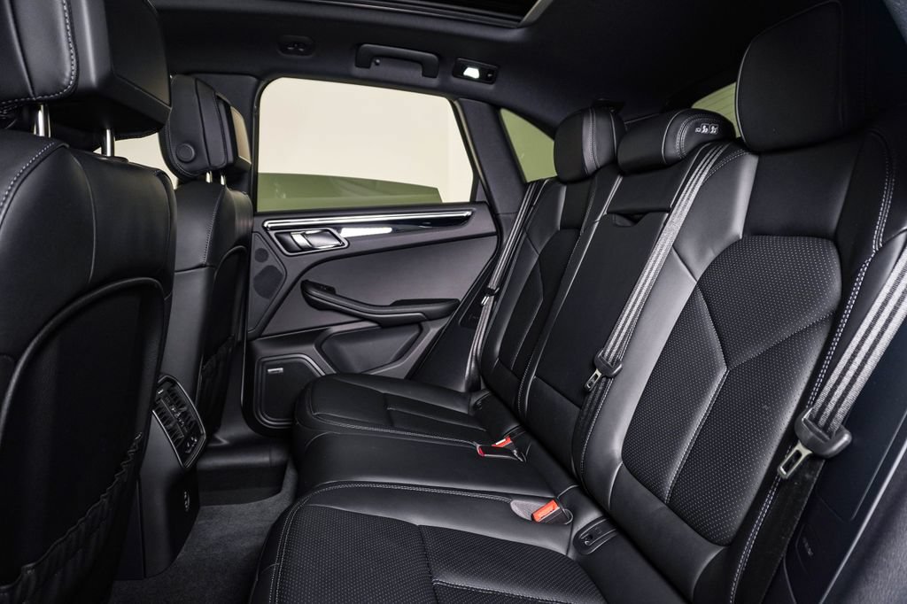 Certified 2026 Porsche Macan AWD/4WD image 16