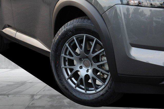 Used 2025 Nissan Pathfinder SV w/ SV Premium Package AWD/4WD image 3