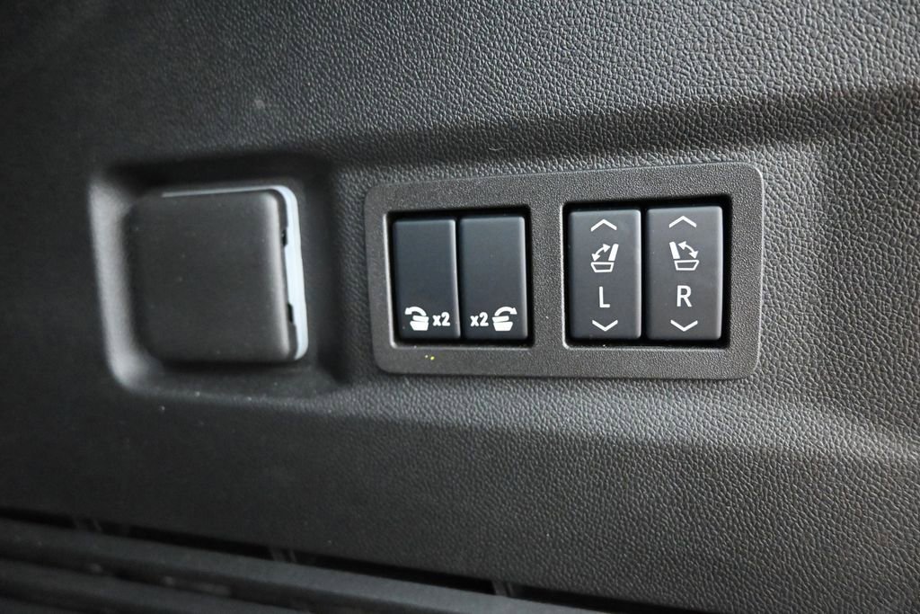 Used 2025 Chevrolet Tahoe Premier AWD/4WD image 34