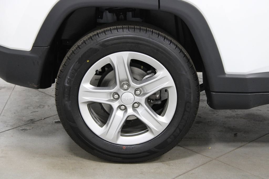 Used 2024 Jeep Compass Latitude image 12