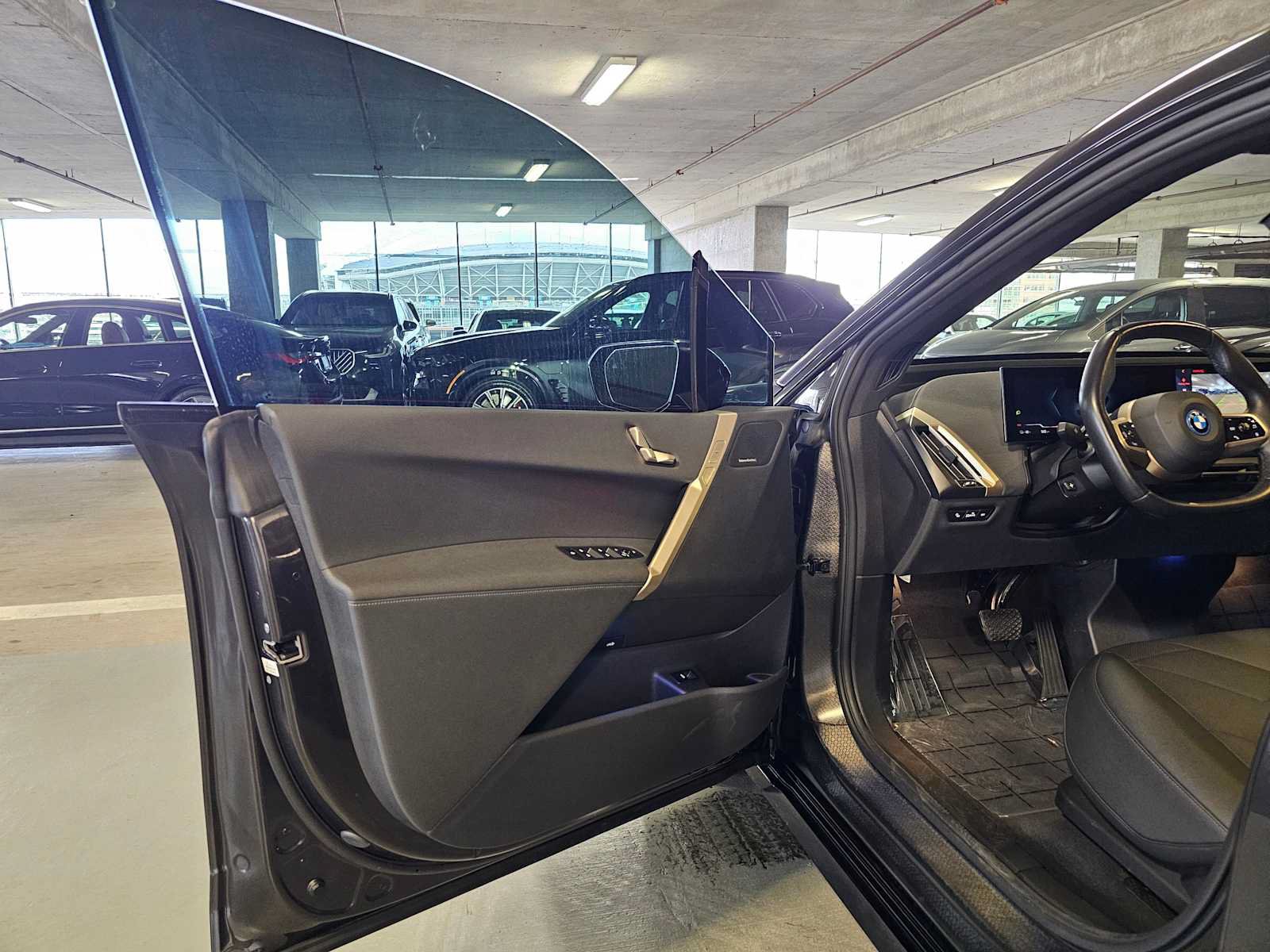 Used 2024 BMW iX xDrive50 w/ Sport Package AWD/4WD image 21