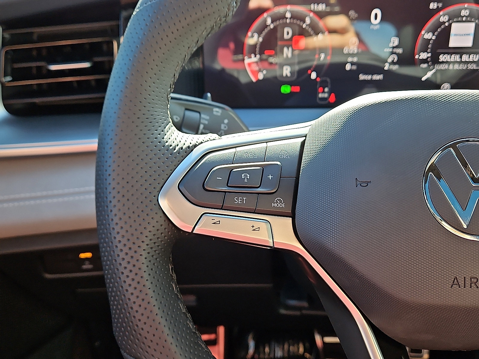 New 2026 Volkswagen Tiguan SE R-Line image 17