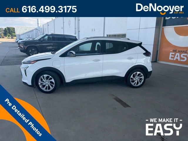 Used 2022 Chevrolet Bolt EUV LT w/ Comfort Package FWD image 2