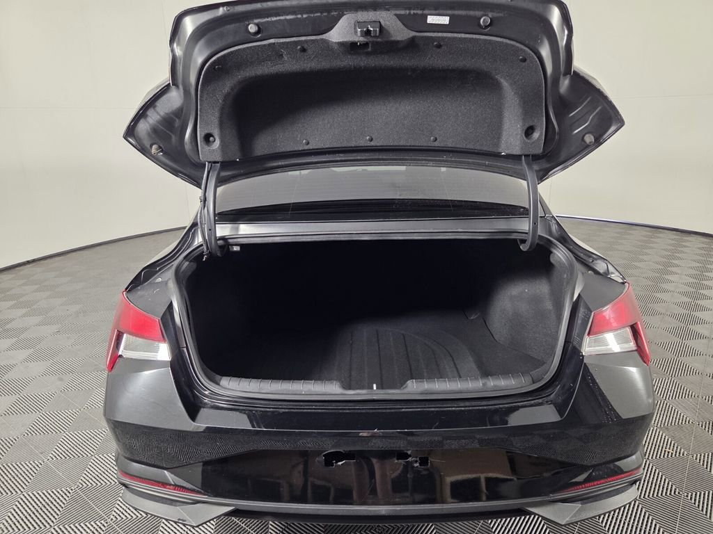 Used 2021 Hyundai Elantra SE image 28