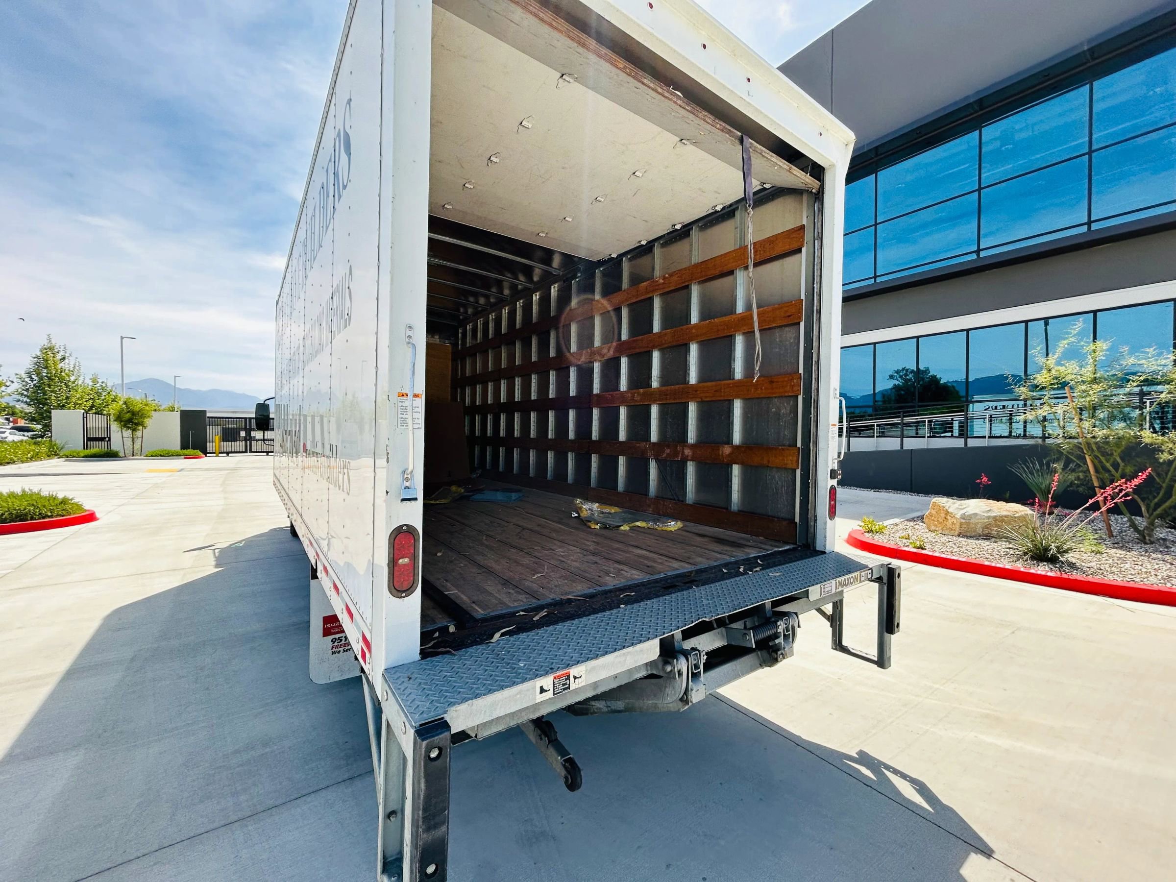 Used 2020 Isuzu NPR RWD image 18