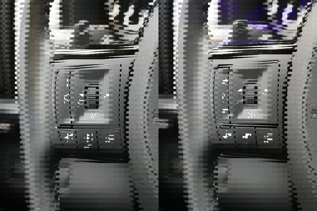 Used 2024 Nissan Pathfinder SL w/ Black Appearance Package image 18