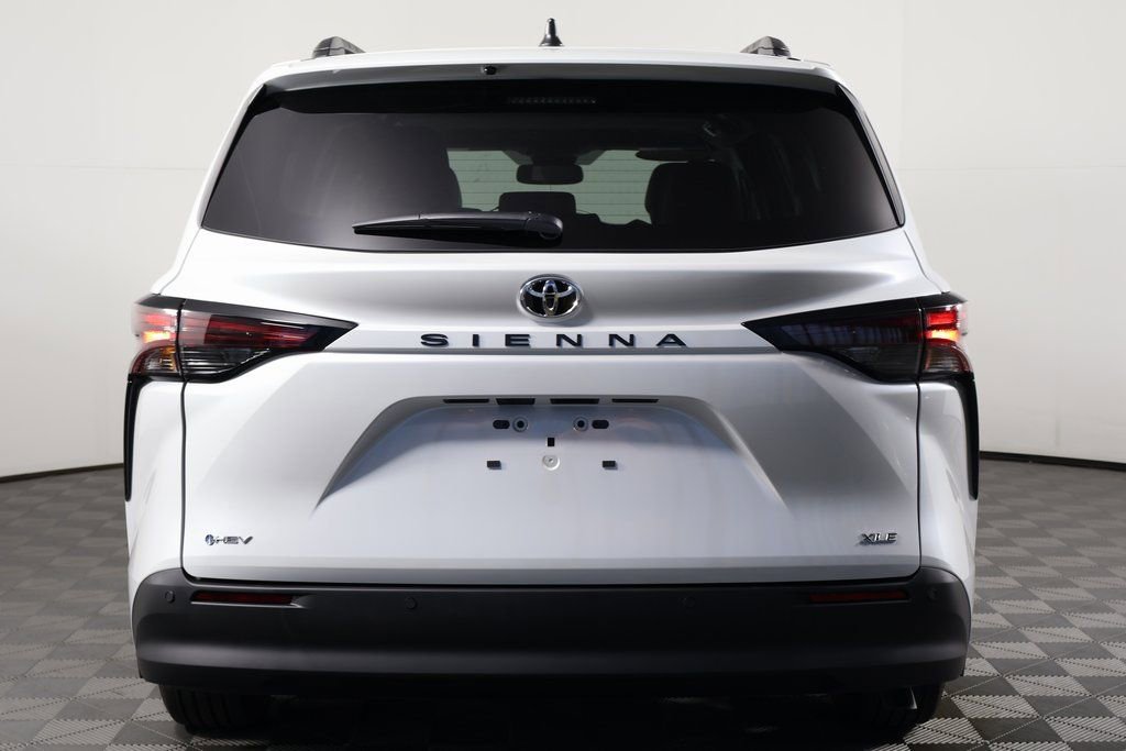 Used 2026 Toyota Sienna XLE FWD image 5