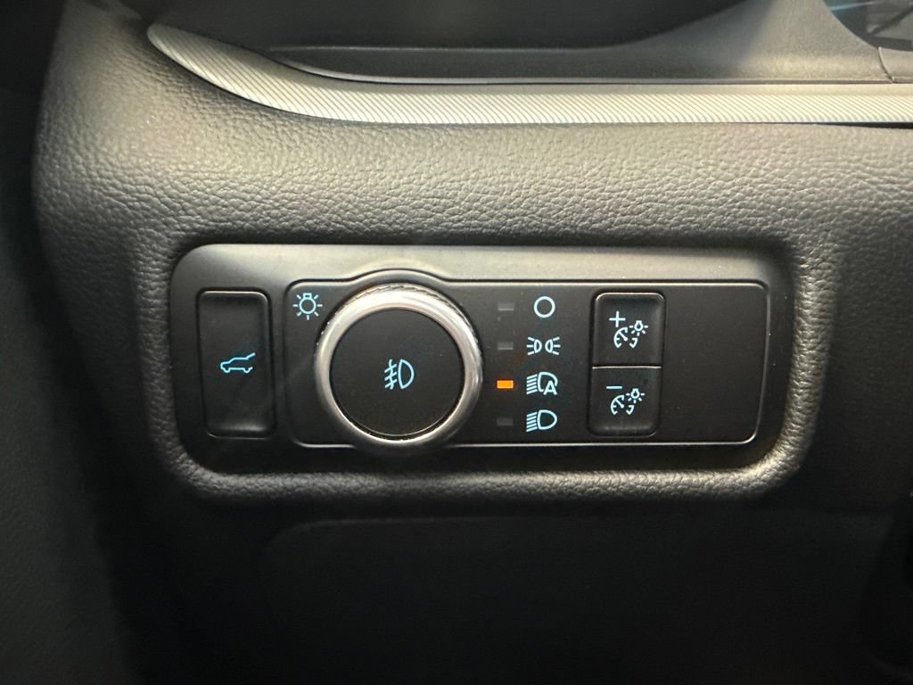 Used 2024 Ford Explorer XLT w/ Equipment Group 202A AWD/4WD image 17