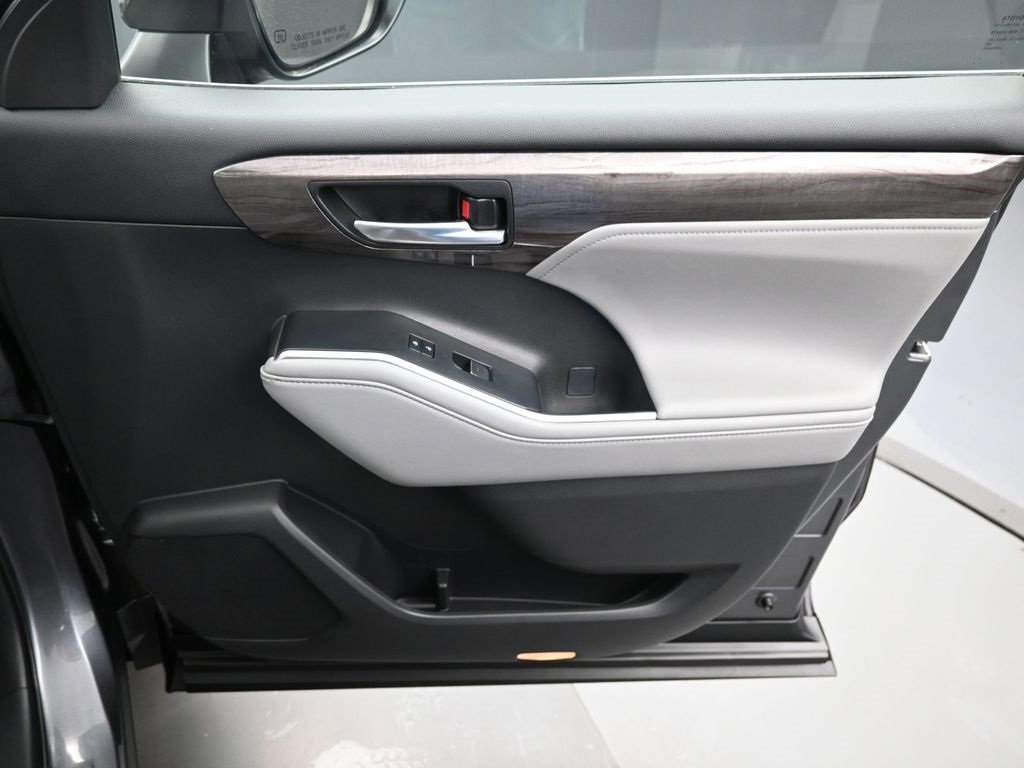Used 2022 Toyota Highlander Limited image 39