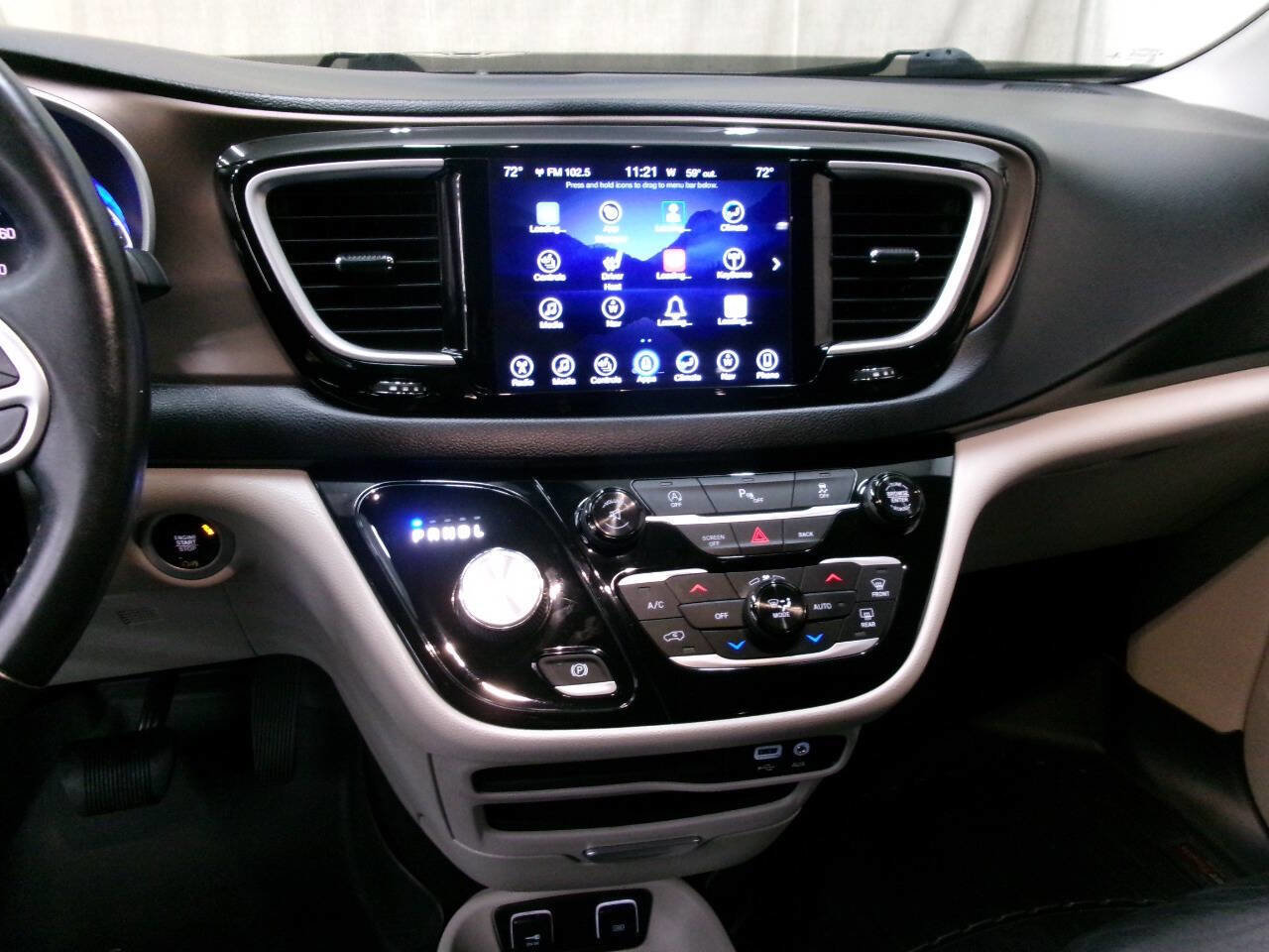 Used 2017 Chrysler Pacifica Touring-L image 28