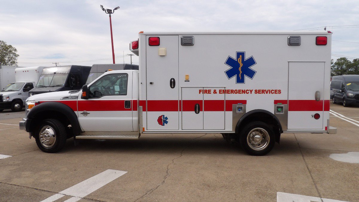 Used 2013 Ford F450 XLT w/ Ambulance Preparation Pkg RWD image 4