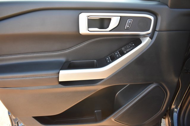 Used 2022 Ford Explorer XLT w/ Equipment Group 202A image 12