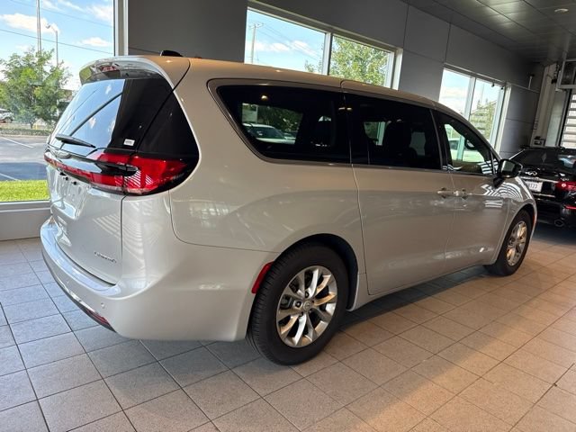 Used 2026 Chrysler Pacifica Limited FWD image 7