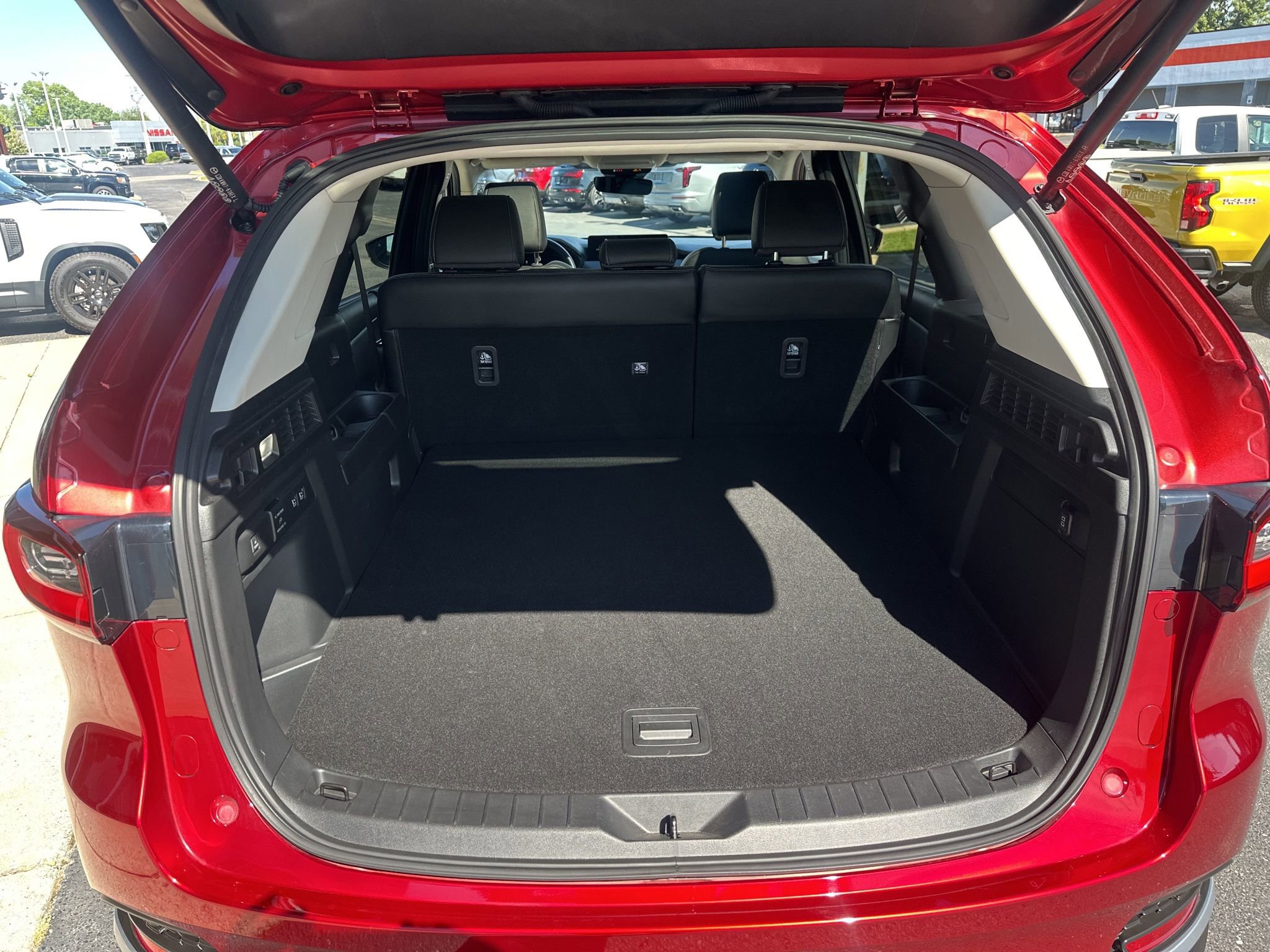 Used 2025 MAZDA CX-70 Plug-In Hybrid w/ Premium Pkg image 16