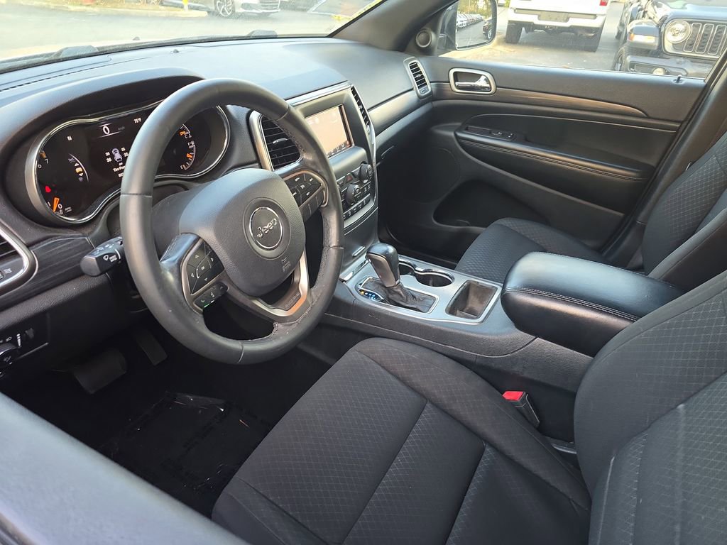 Used 2019 Jeep Grand Cherokee Laredo image 18