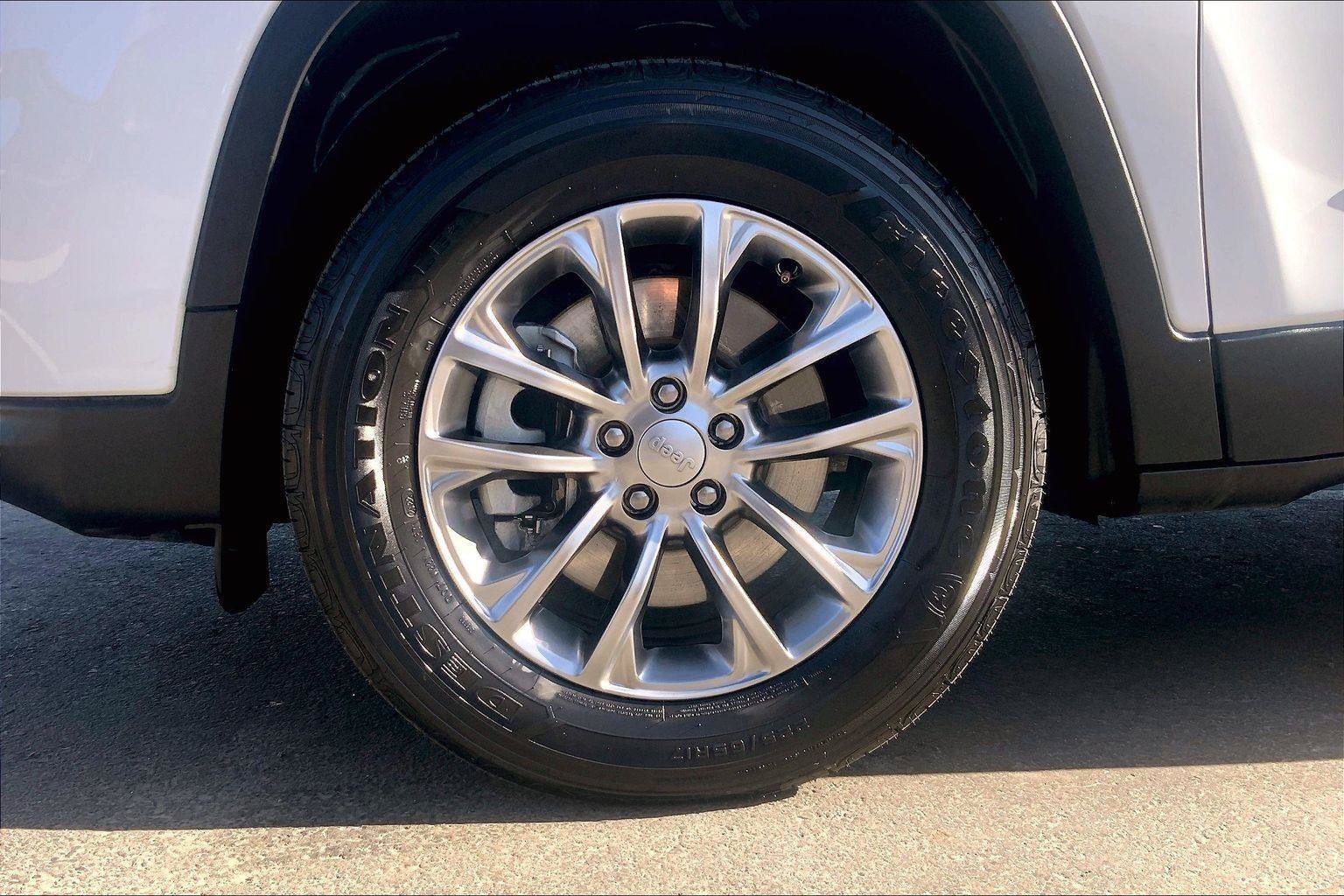 Certified 2021 Jeep Cherokee Latitude Plus AWD/4WD image 9
