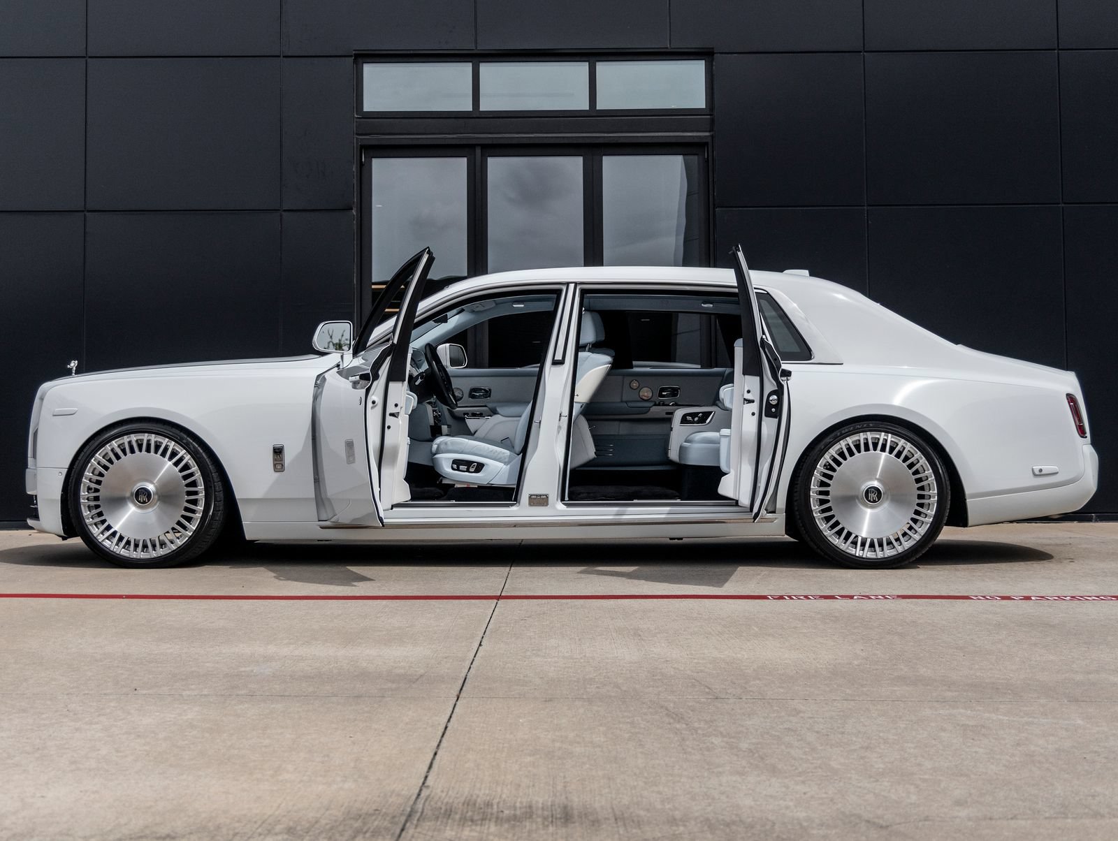 Used 2023 Rolls-Royce Phantom Extended Wheelbase w/ Leather Finishing Pack RWD image 11