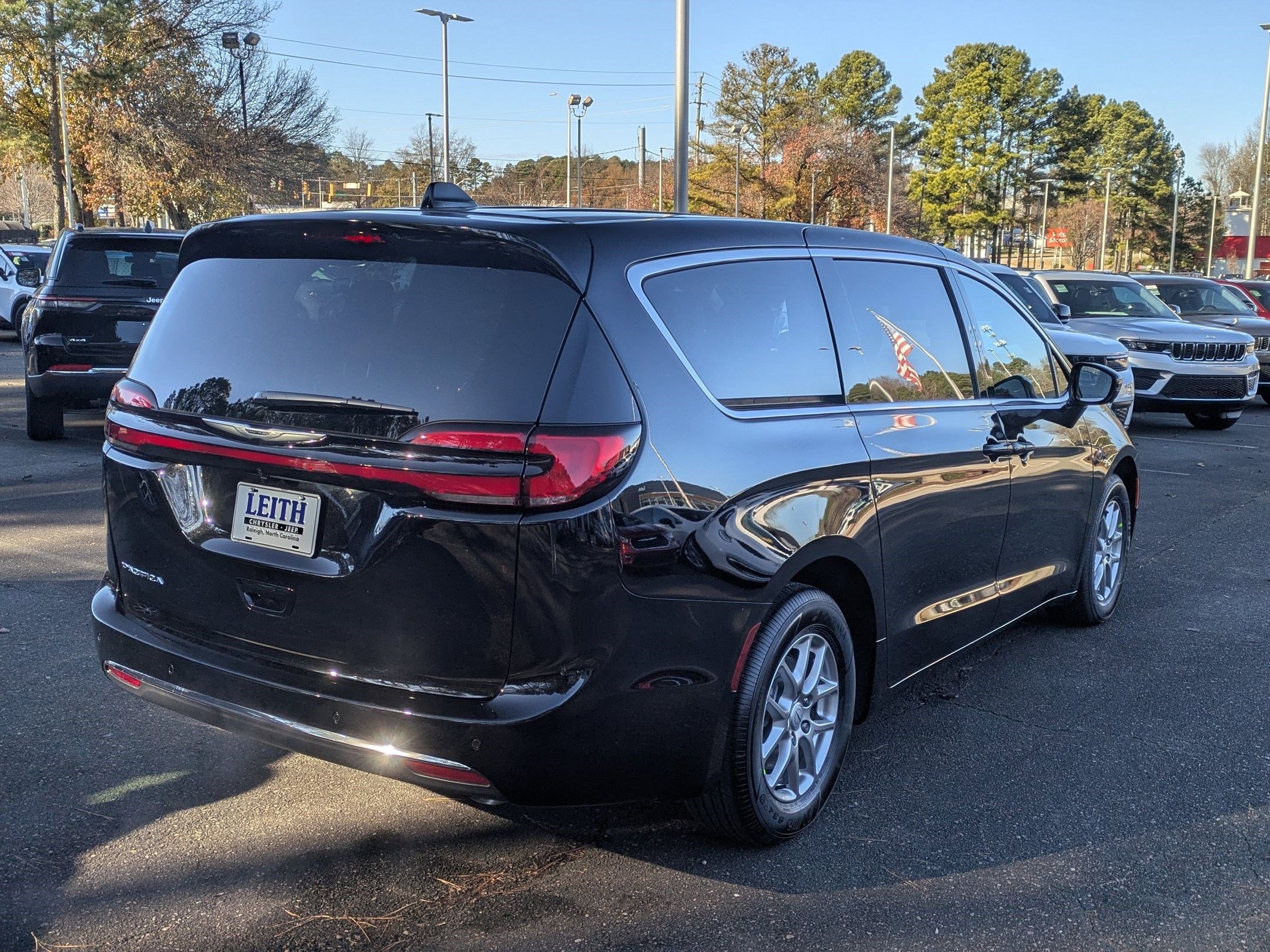 New 2026 Chrysler Pacifica Select image 5