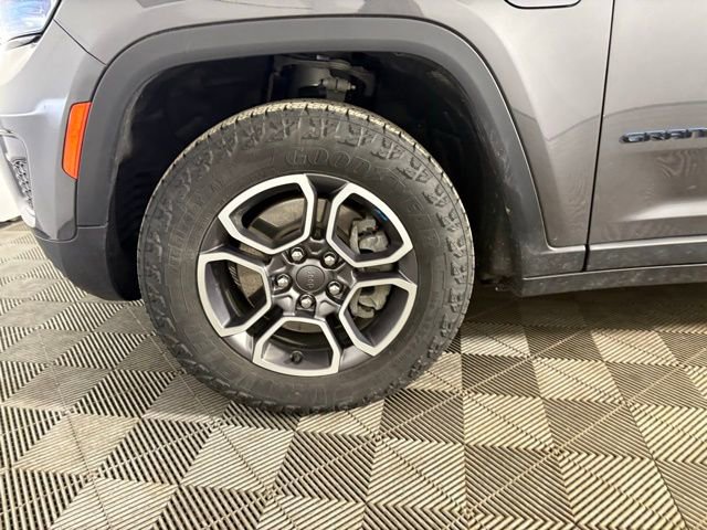 Used 2022 Jeep Grand Cherokee Trailhawk w/ Luxury Tech Group III image 25