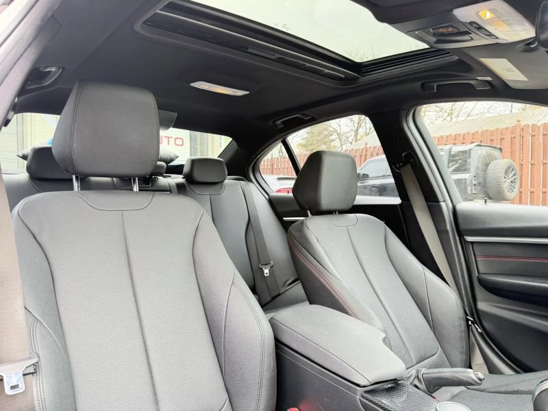 Used 2017 BMW 330i xDrive Sedan AWD/4WD image 31