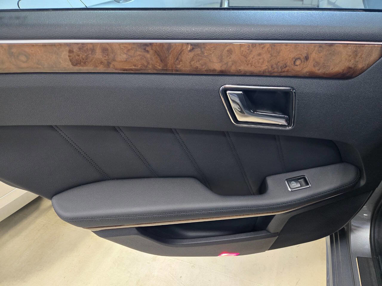 Used 2011 Mercedes-Benz E 550 Sedan image 21