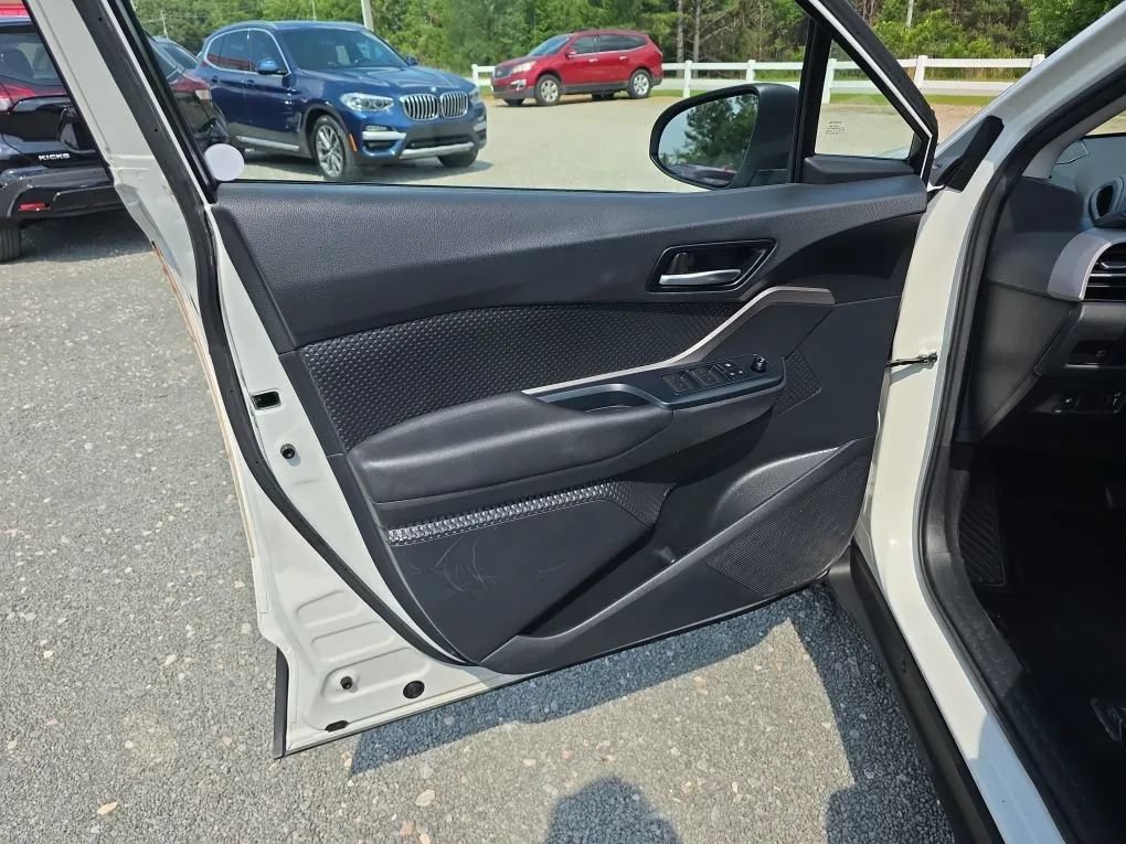 Used 2021 Toyota C-HR LE FWD image 33