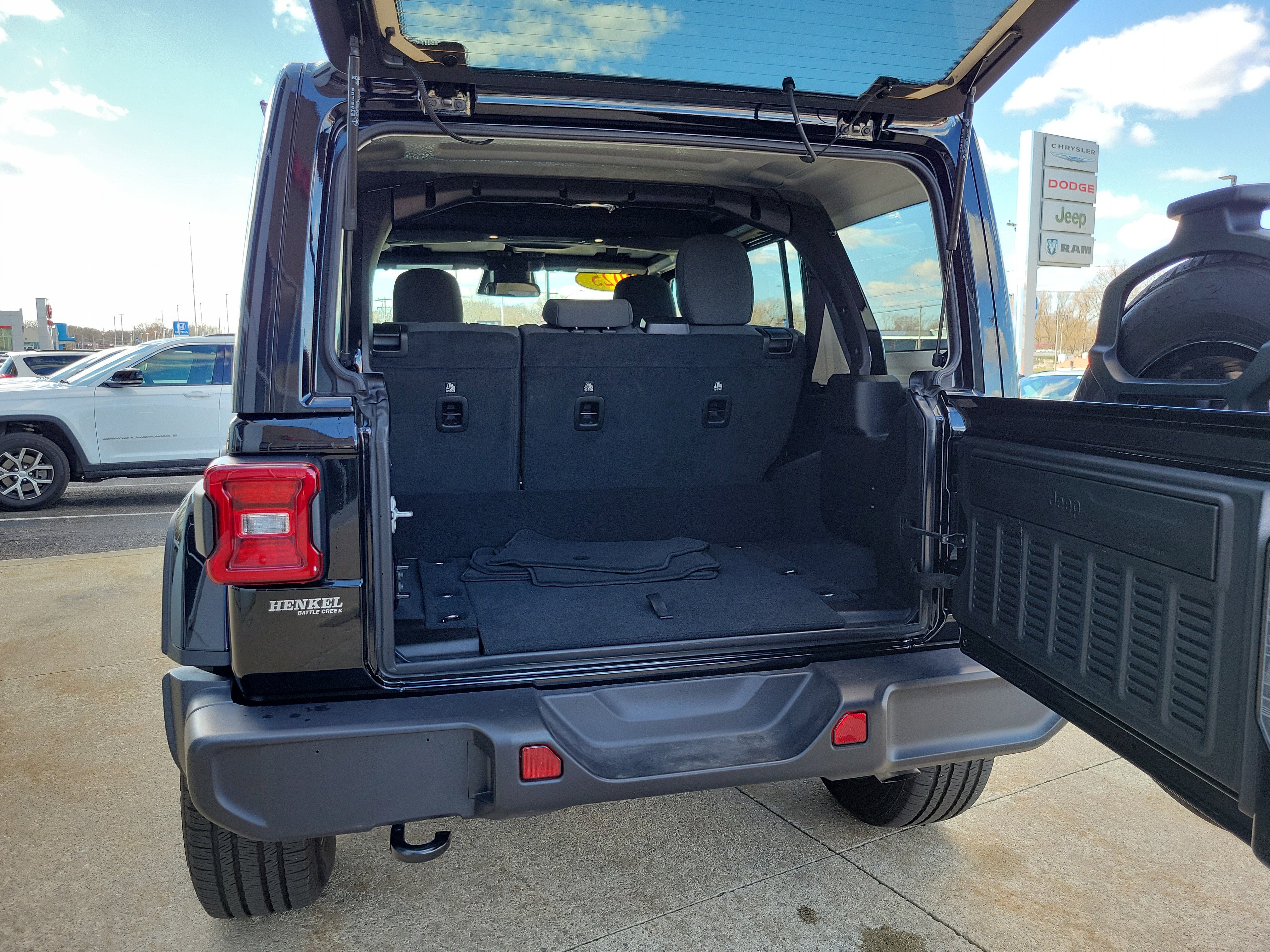 Used 2025 Jeep Wrangler Unlimited Sahara image 19