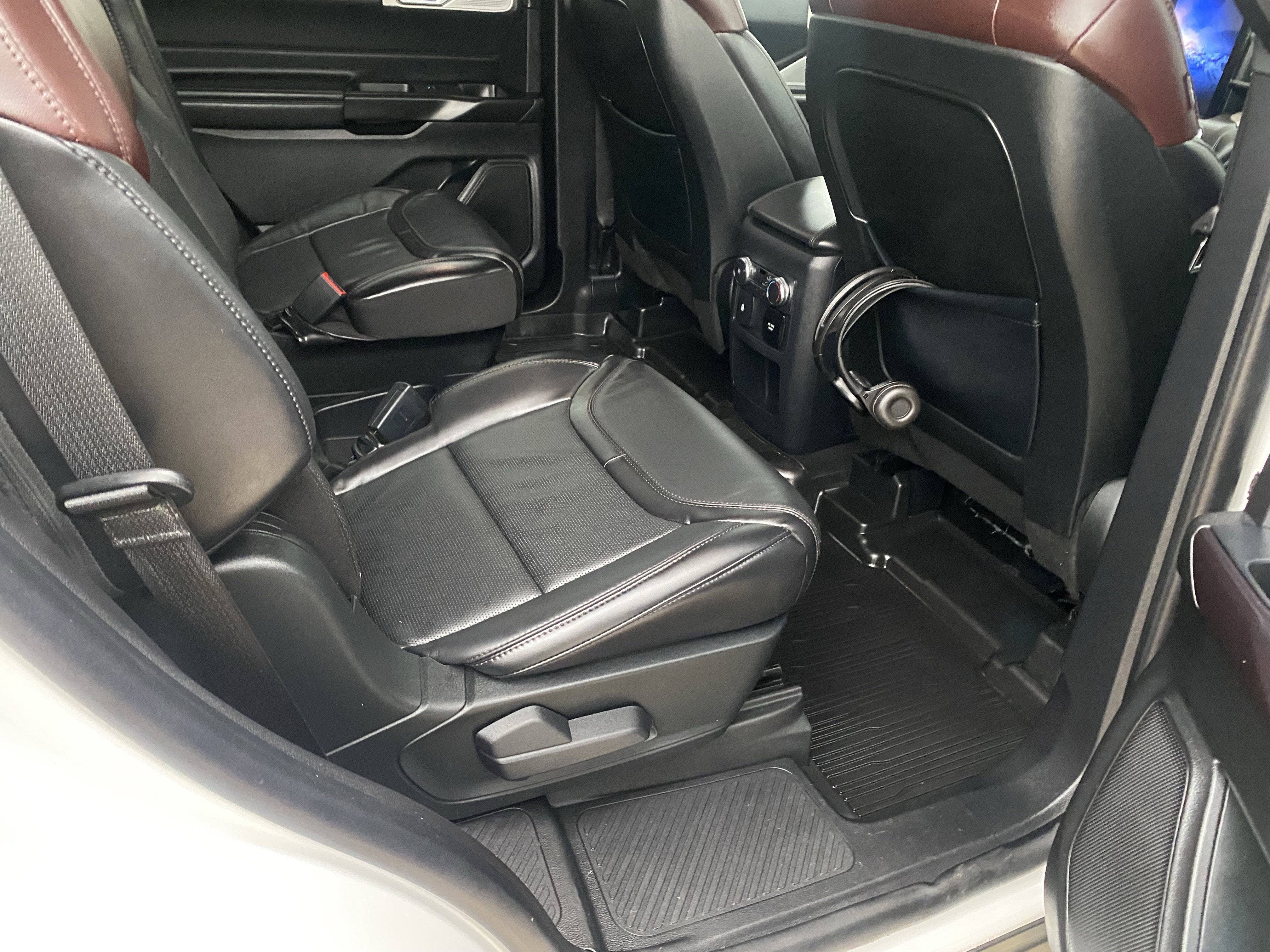 Used 2020 Ford Explorer Platinum w/ Premium Technology Package AWD/4WD image 6