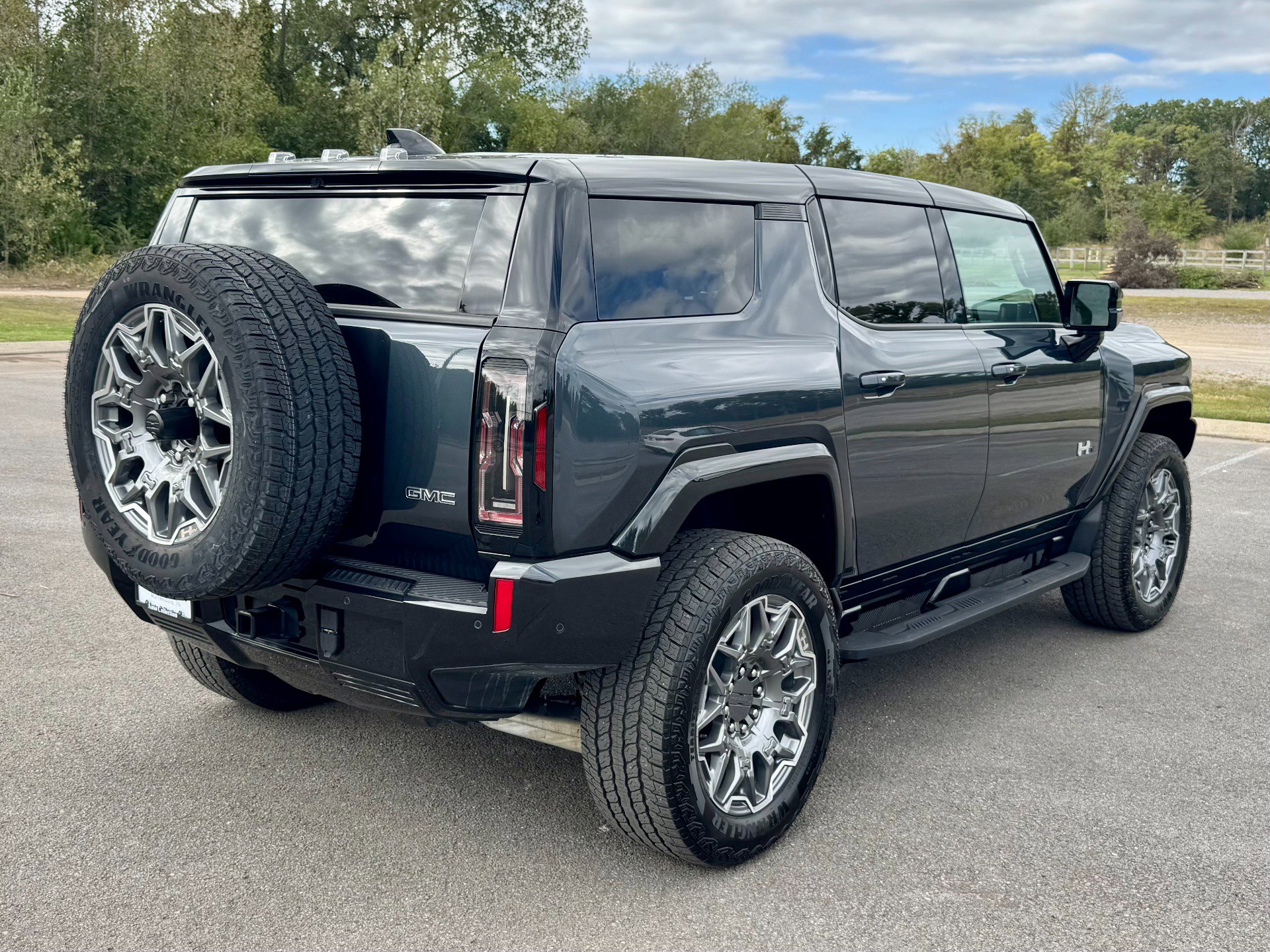 Used 2025 GMC Hummer EV 3X w/ LPO, Cargo Utility Package image 3