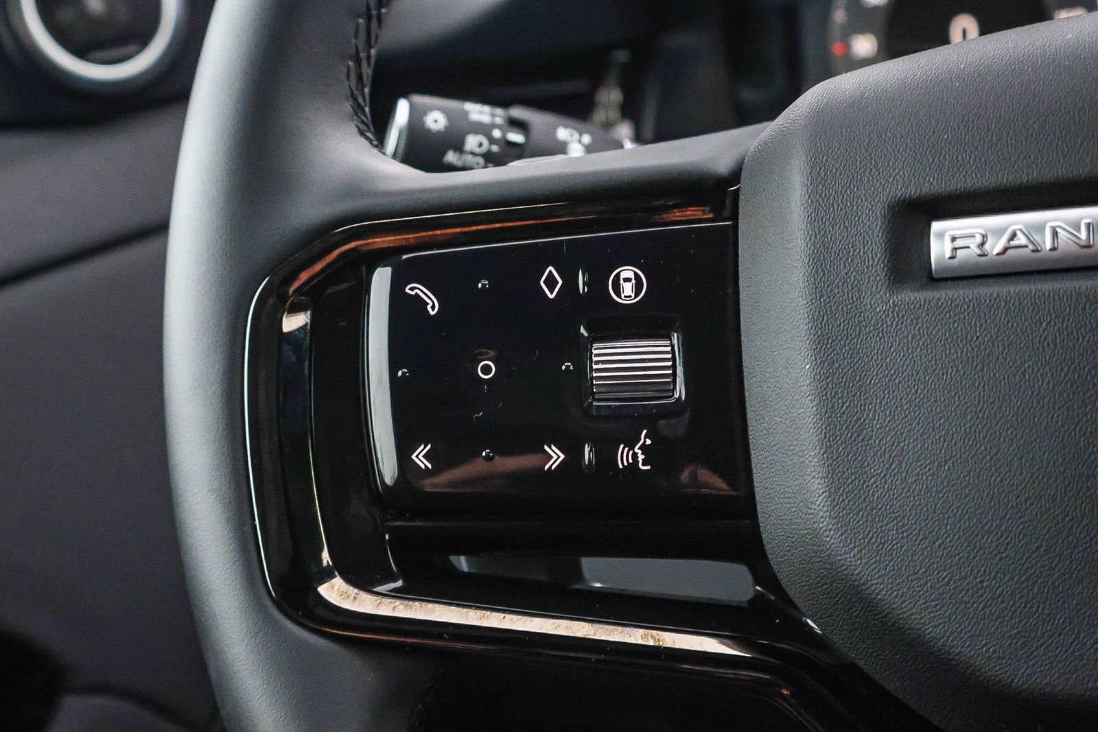 Used 2025 Land Rover Range Rover Evoque S image 37