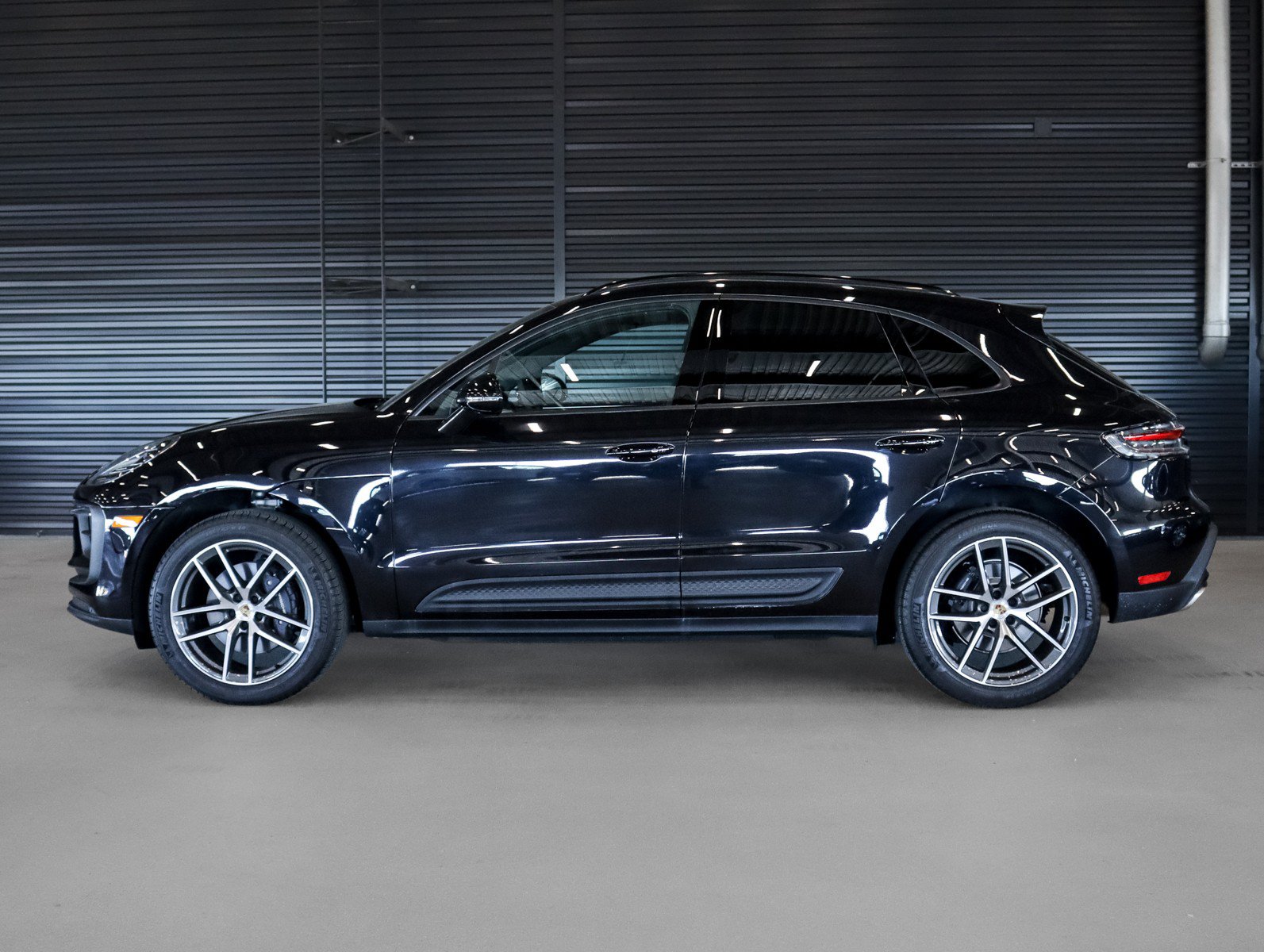 Certified 2023 Porsche Macan AWD/4WD image 2