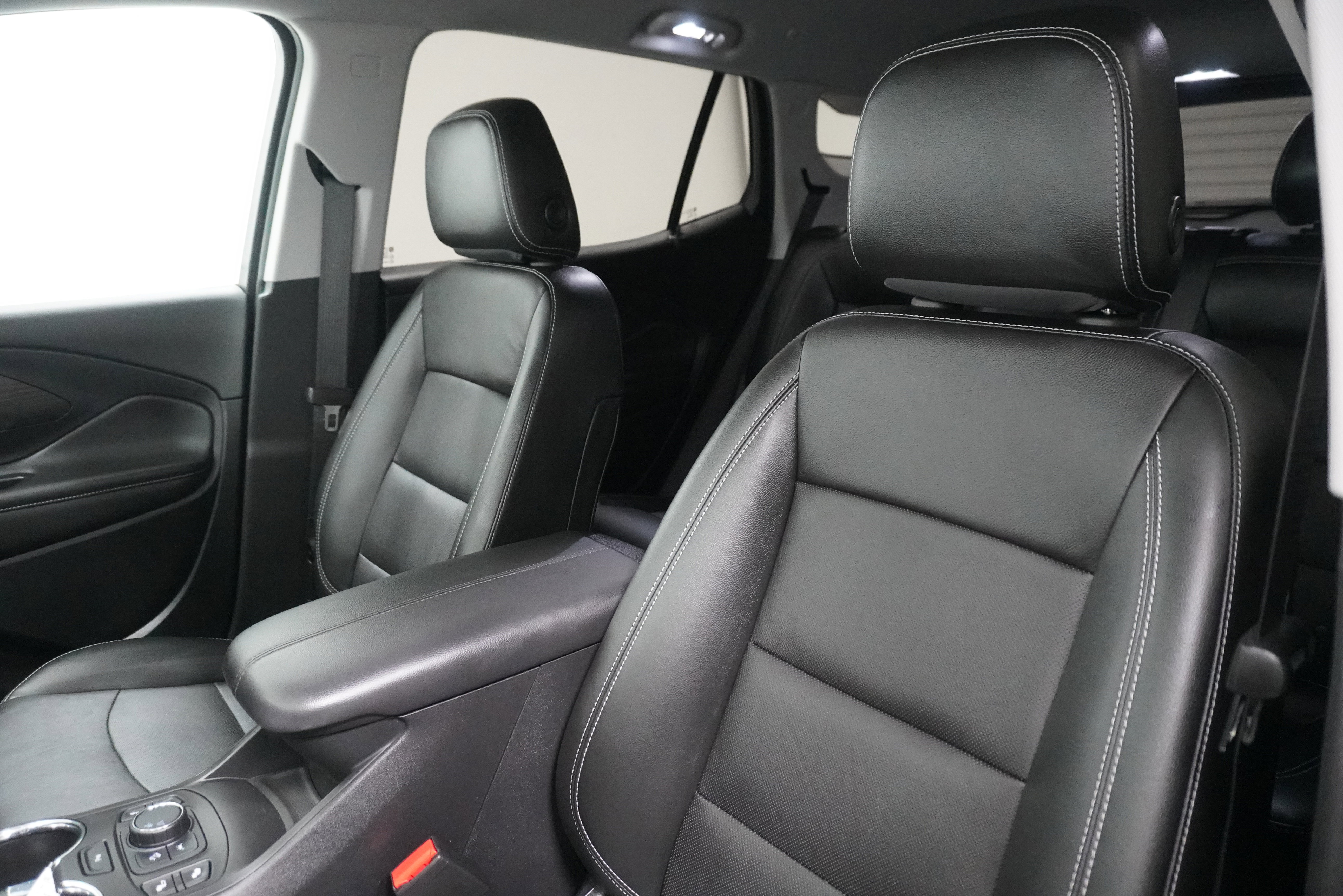 Used 2023 GMC Terrain SLT w/ Tech Package image 10