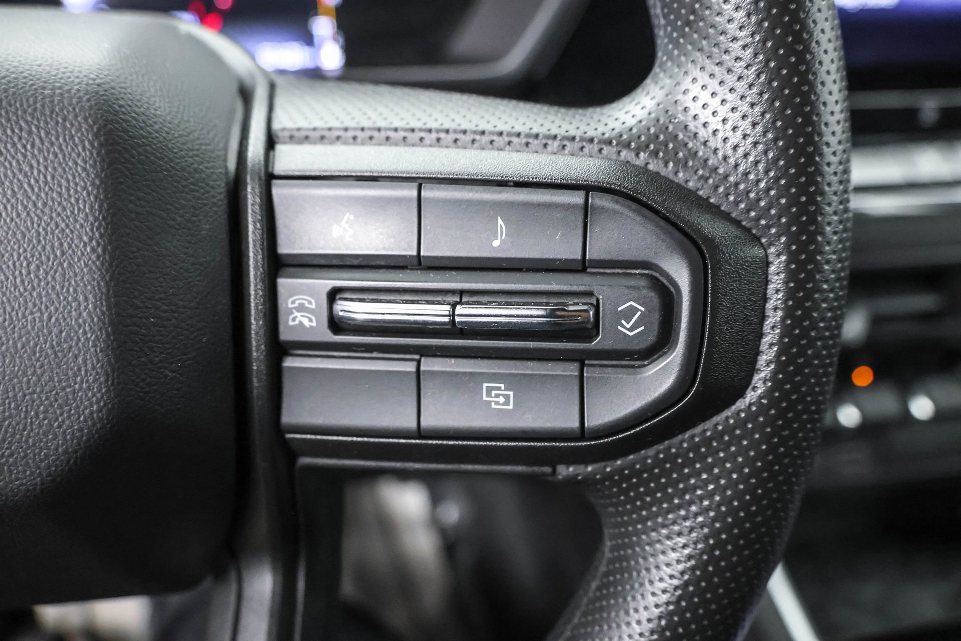 Used 2023 Chevrolet Colorado Trail Boss AWD/4WD image 27
