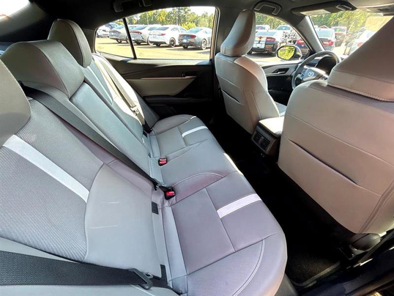 Used 2025 Toyota Camry SE image 40