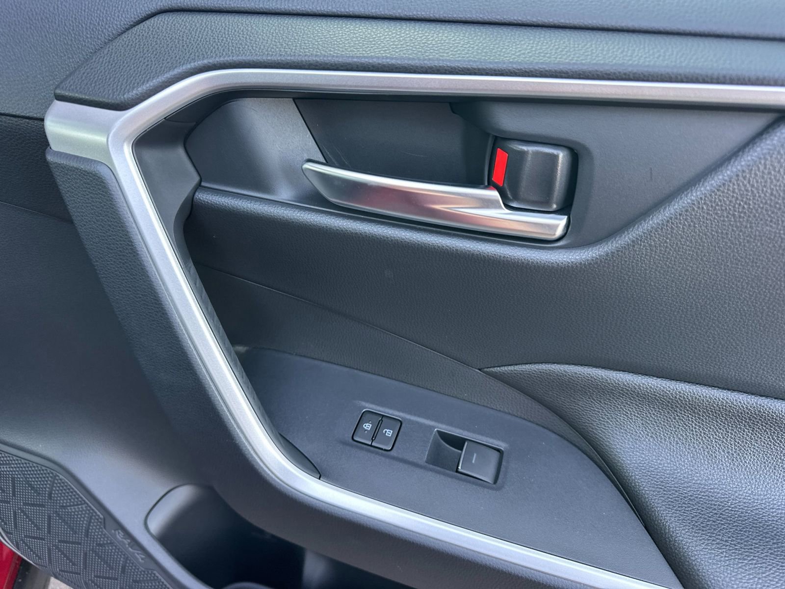 Used 2025 Toyota RAV4 XLE Premium FWD image 19