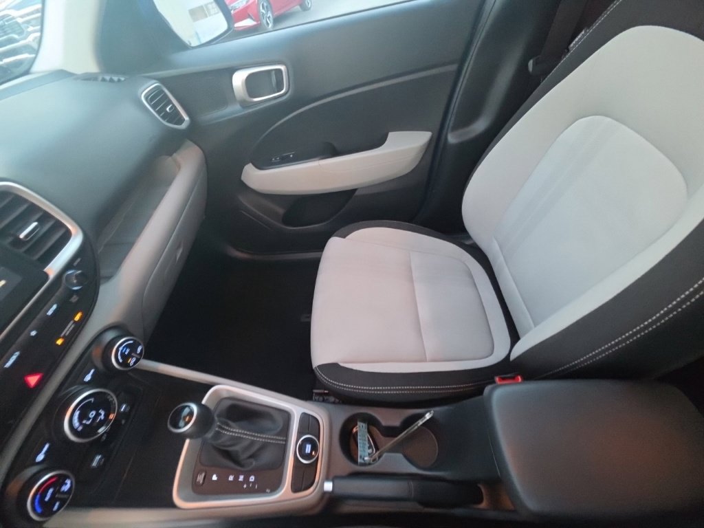 Used 2025 Hyundai Venue SEL FWD image 21