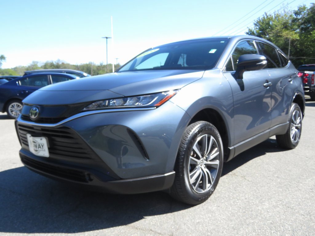 Used 2022 Toyota Venza LE image 2