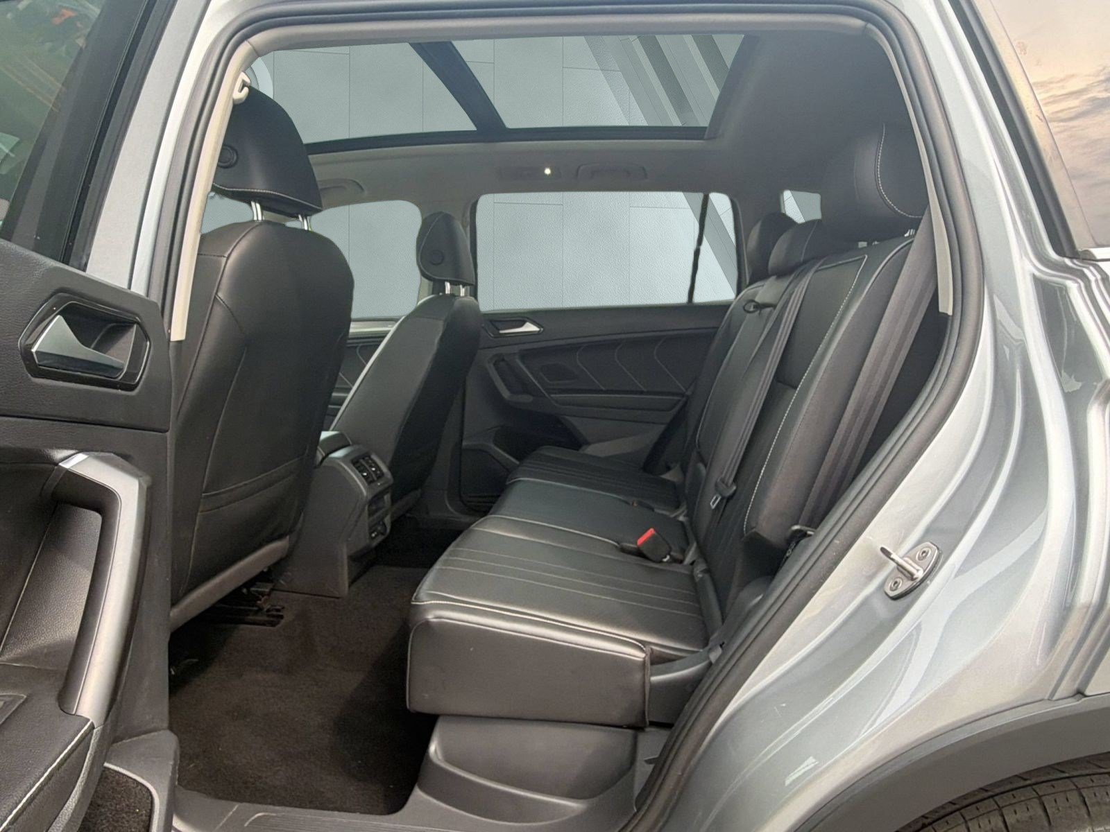 Used 2022 Volkswagen Tiguan SE w/ Panoramic Sunroof Package AWD/4WD image 18