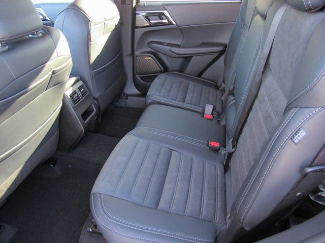 New 2025 Mitsubishi Outlander SE image 9