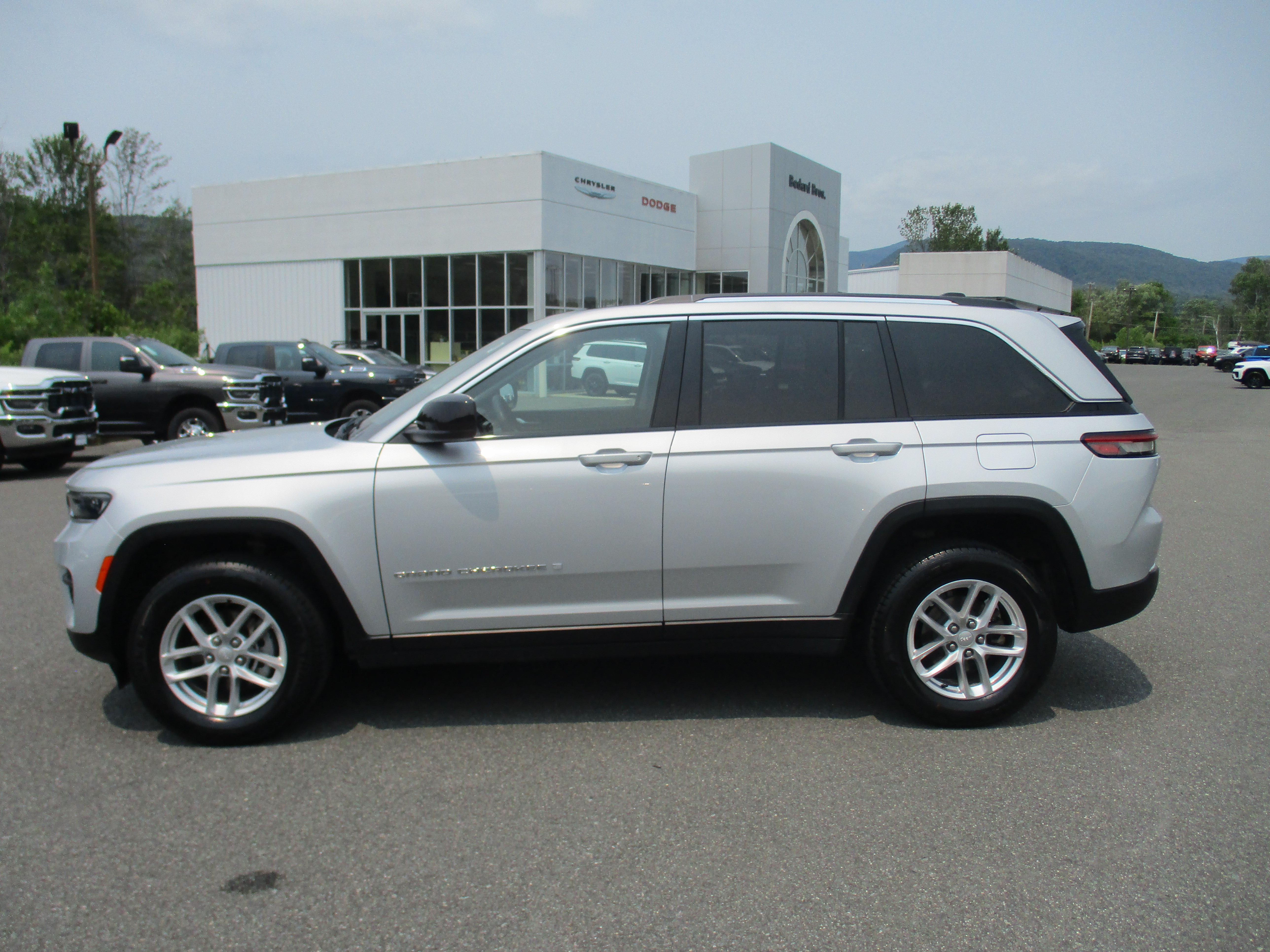 Certified 2023 Jeep Grand Cherokee Laredo X AWD/4WD image 8