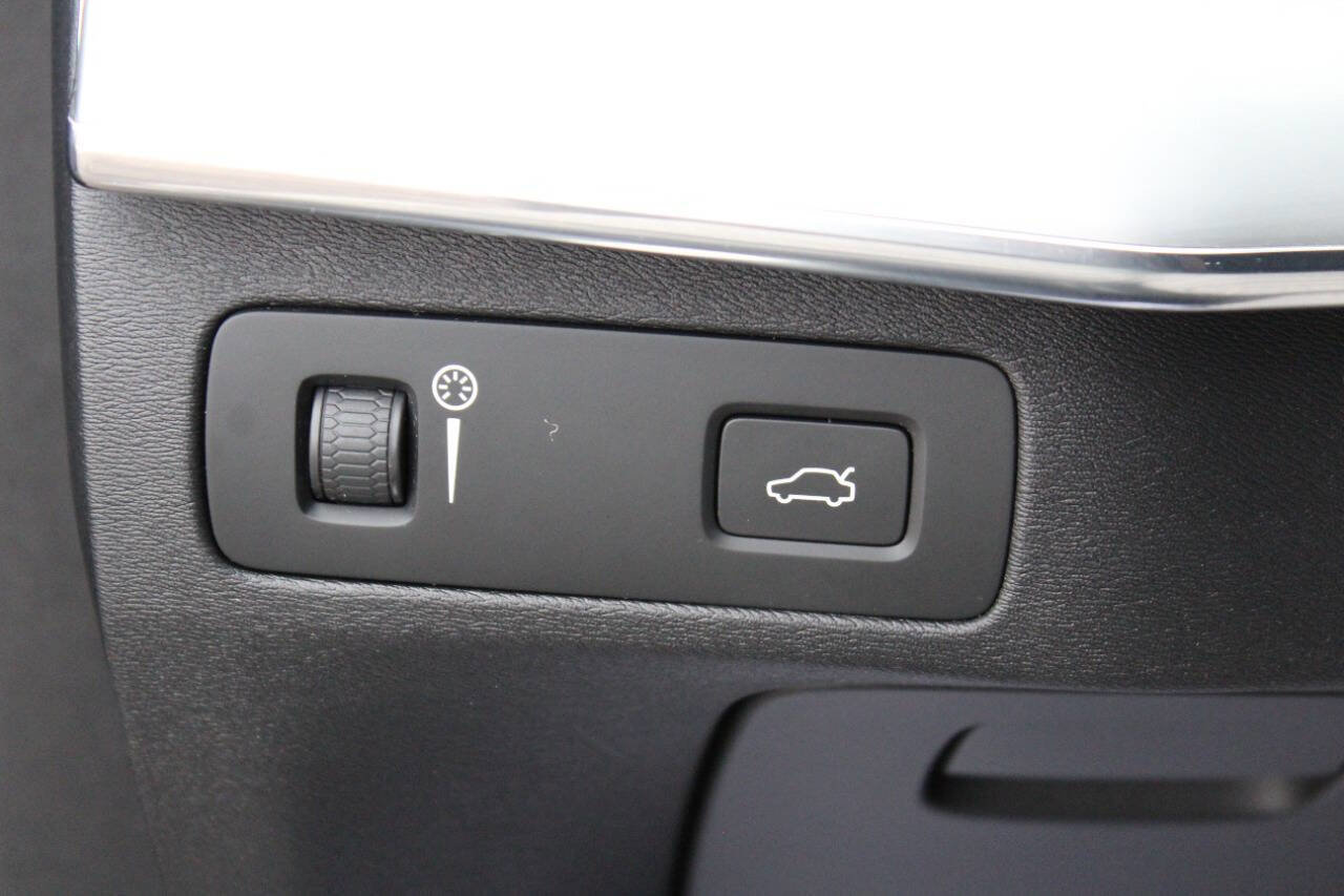 Used 2016 Volvo XC90 T6 Momentum image 28