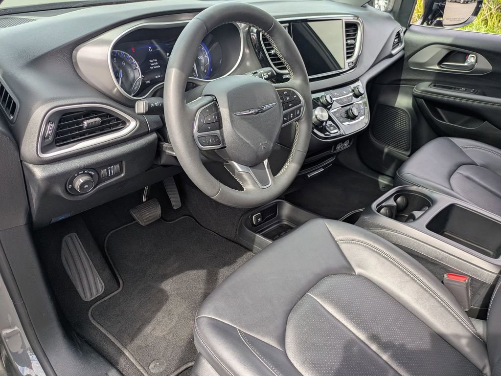 Used 2025 Chrysler Pacifica Select image 17
