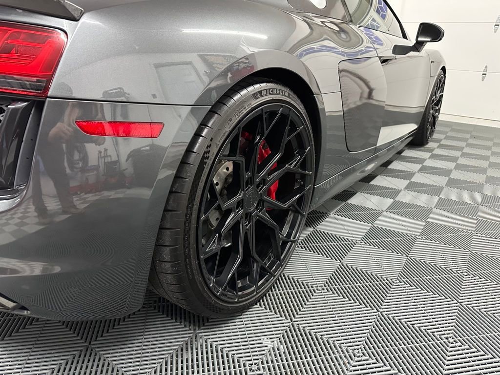 Used 2018 Audi R8 V10 w/ Premium Package image 6