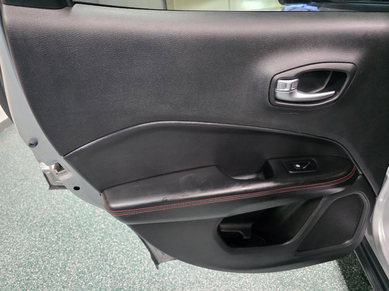 Used 2019 Jeep Compass Trailhawk w/ Leather Interior Group AWD/4WD image 19