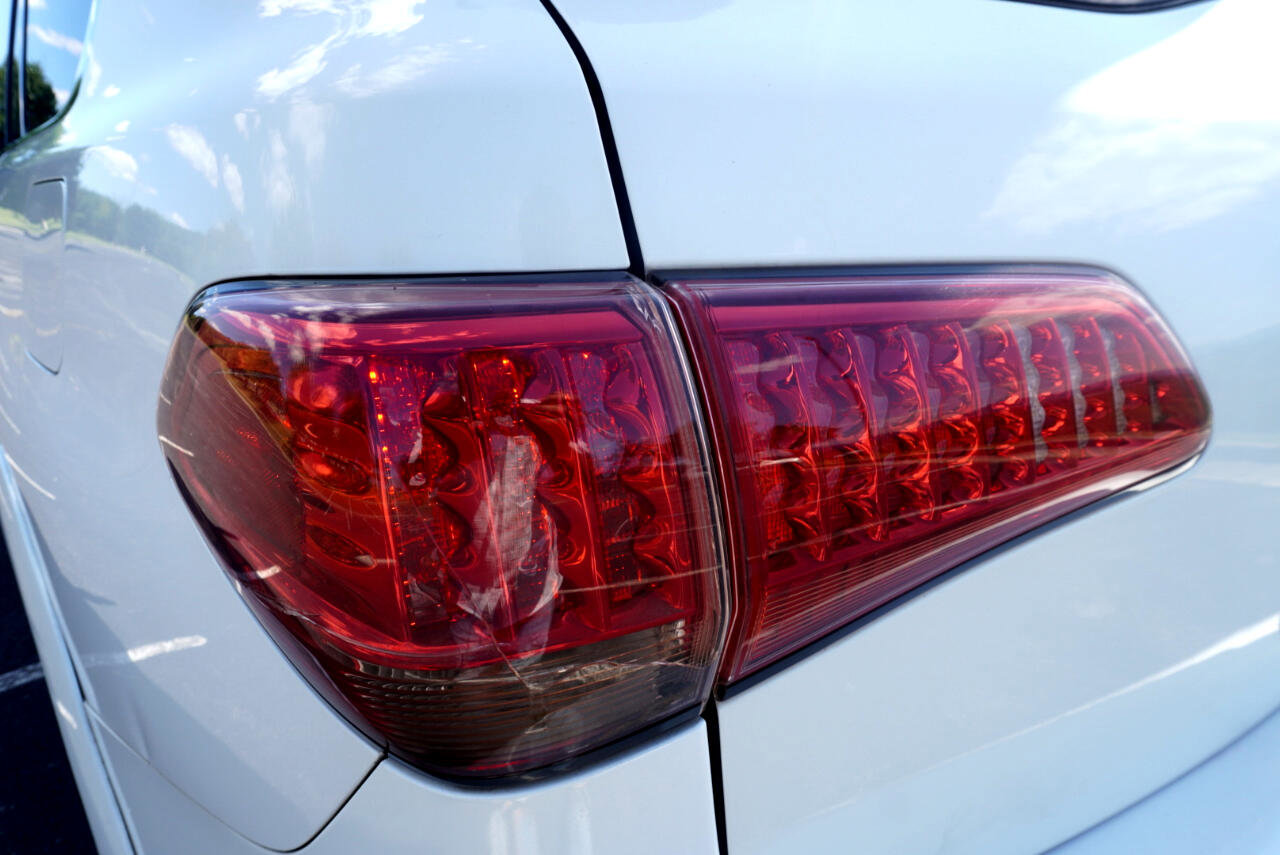 Used 2011 INFINITI QX56 4WD w/ Deluxe Touring Pkg image 11