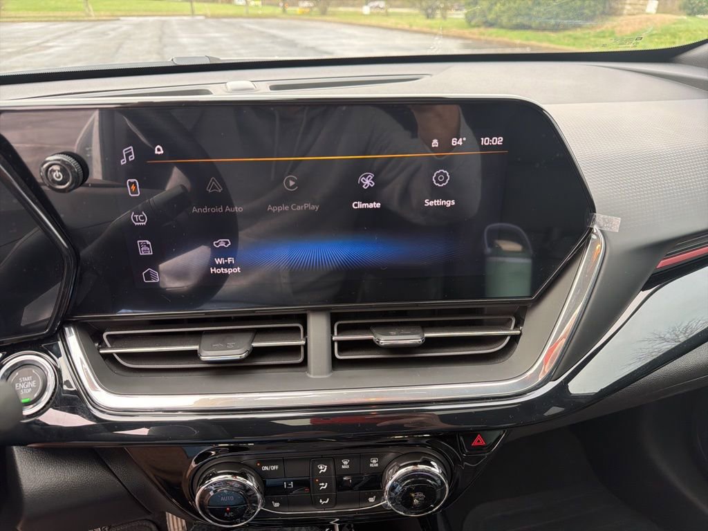 Used 2025 Chevrolet Trax RS w/ Sunroof Package image 11