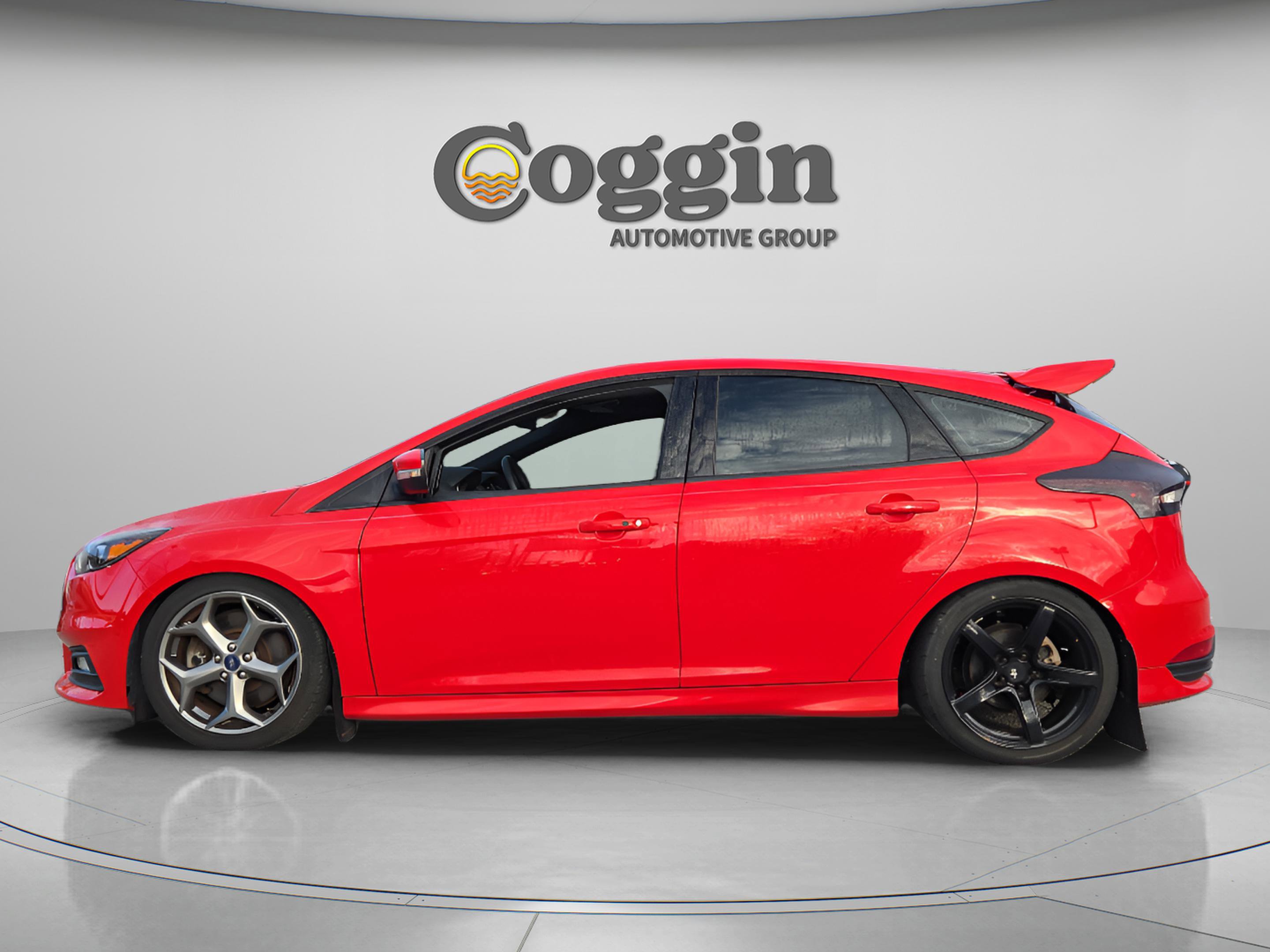 Used 2017 Ford Focus ST w/ Equipment Group 401A image 4