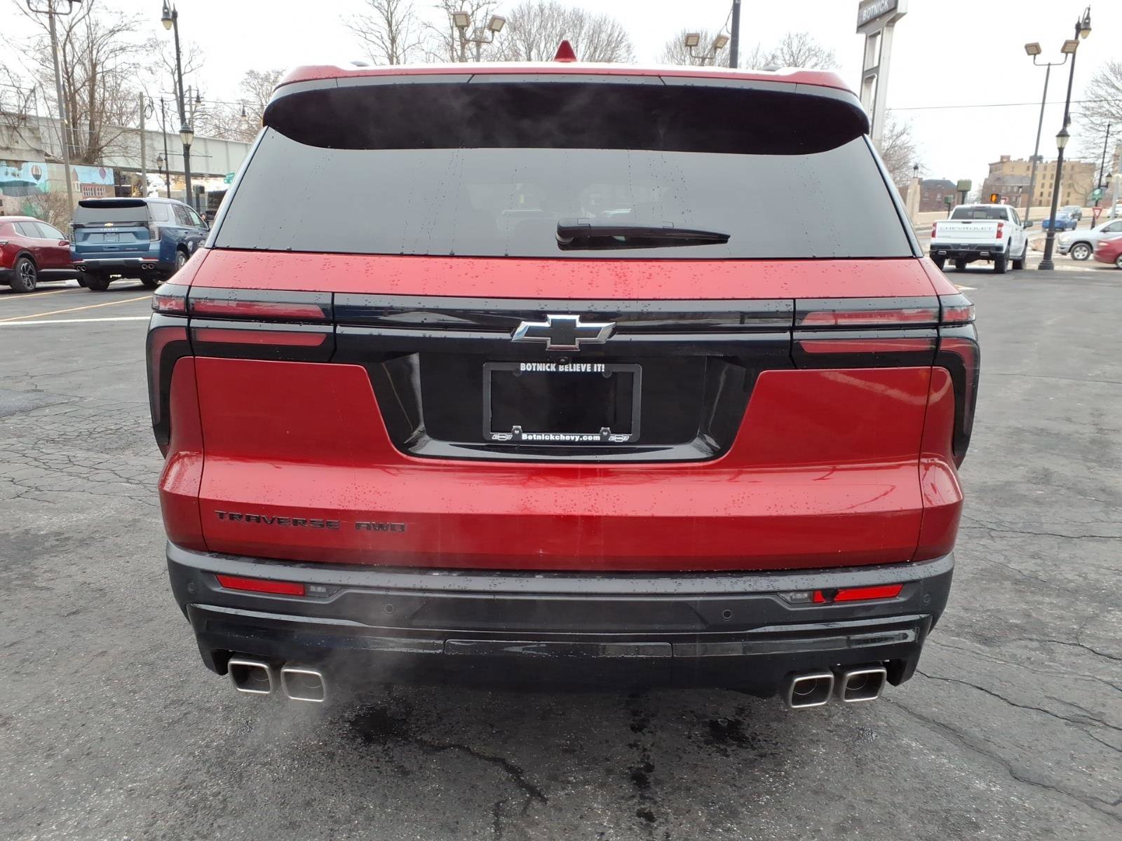 Used 2025 Chevrolet Traverse LT w/ Midnight/Sport Edition image 4