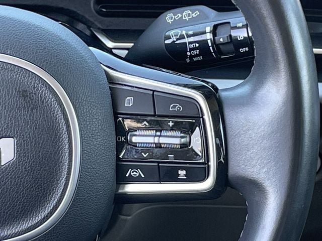 Used 2025 Kia Carnival FWD image 13